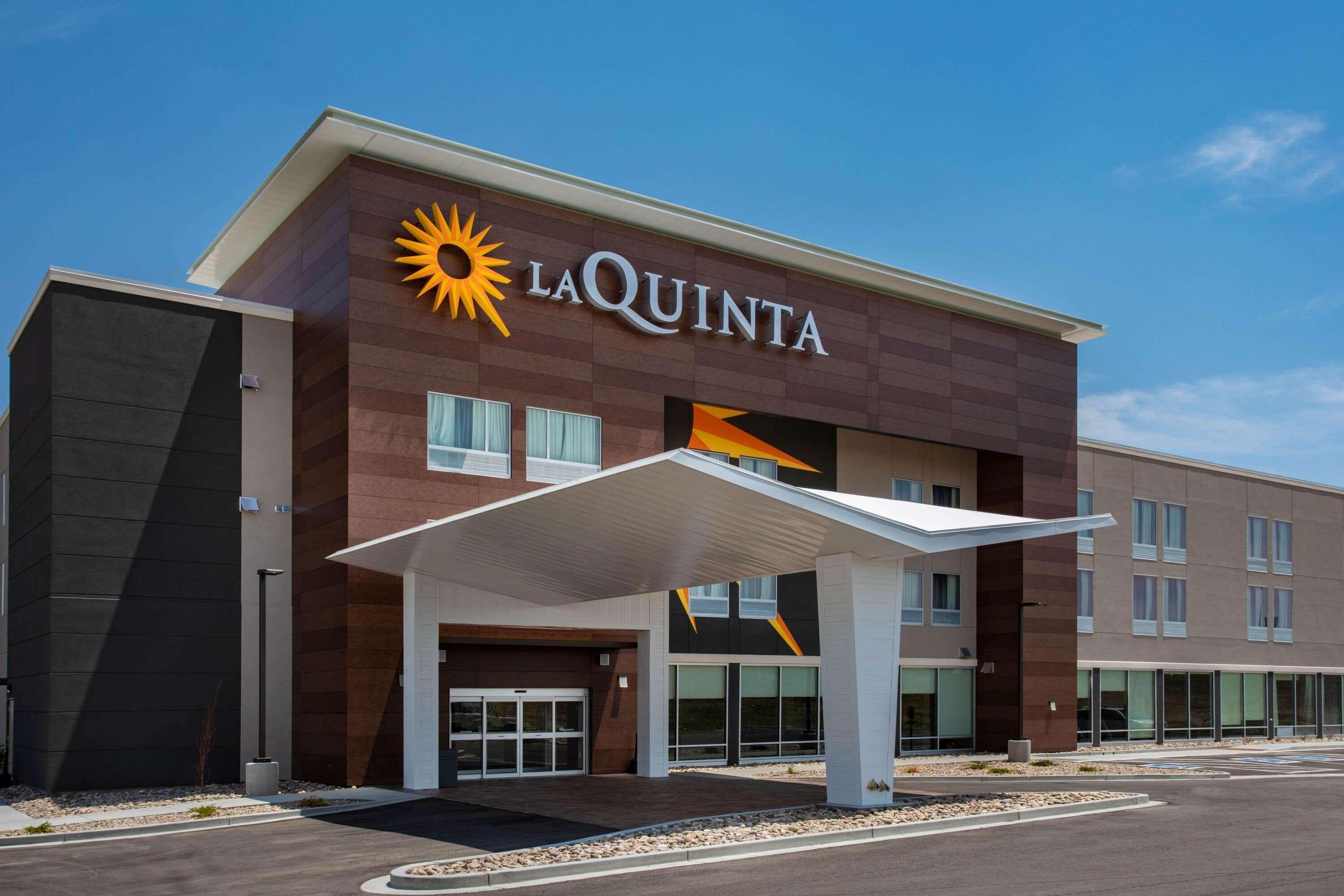 La Quinta Inn & Suites Limon By Wyndham Exterior photo