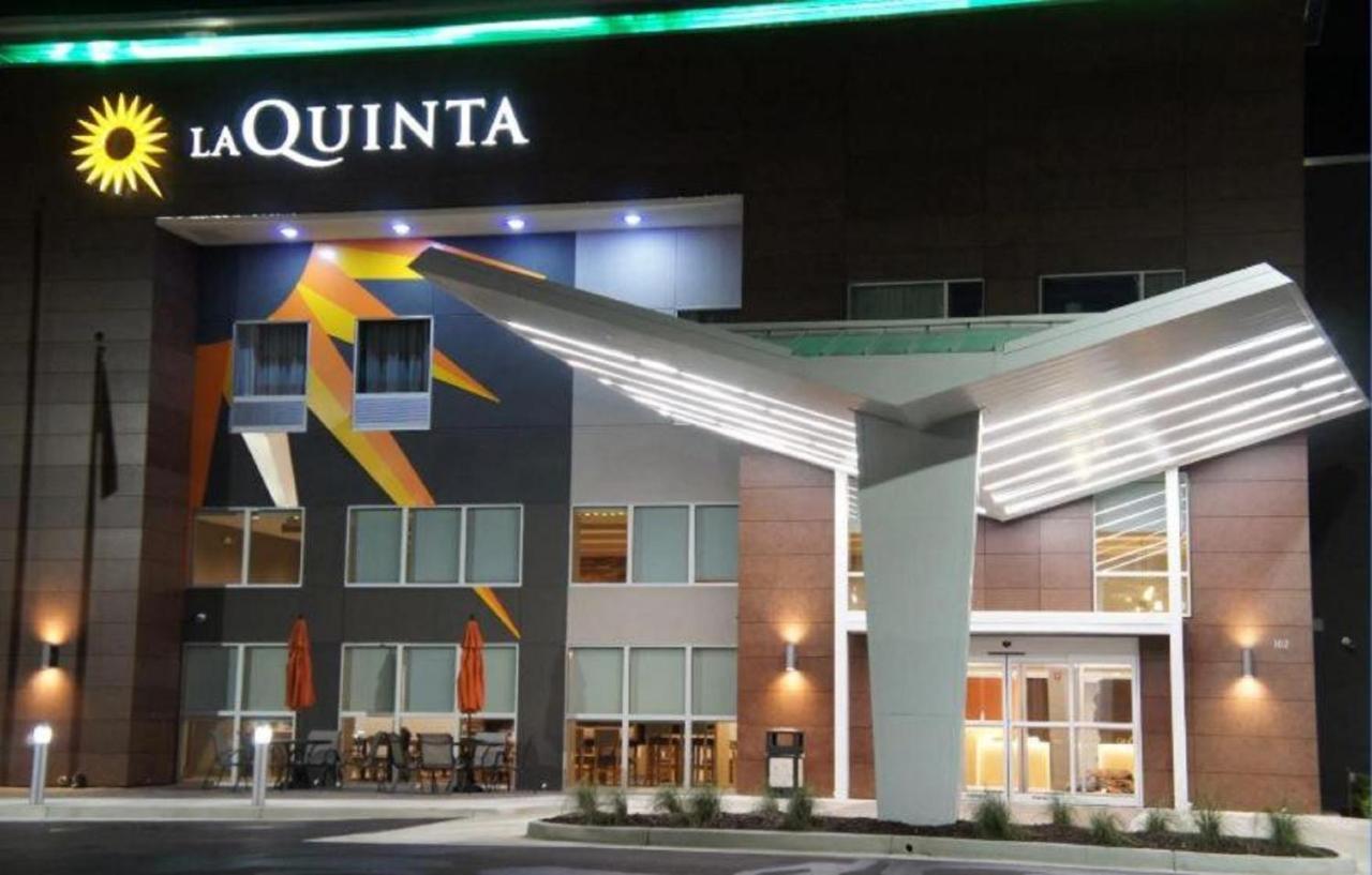 La Quinta Inn & Suites Limon By Wyndham Exterior photo